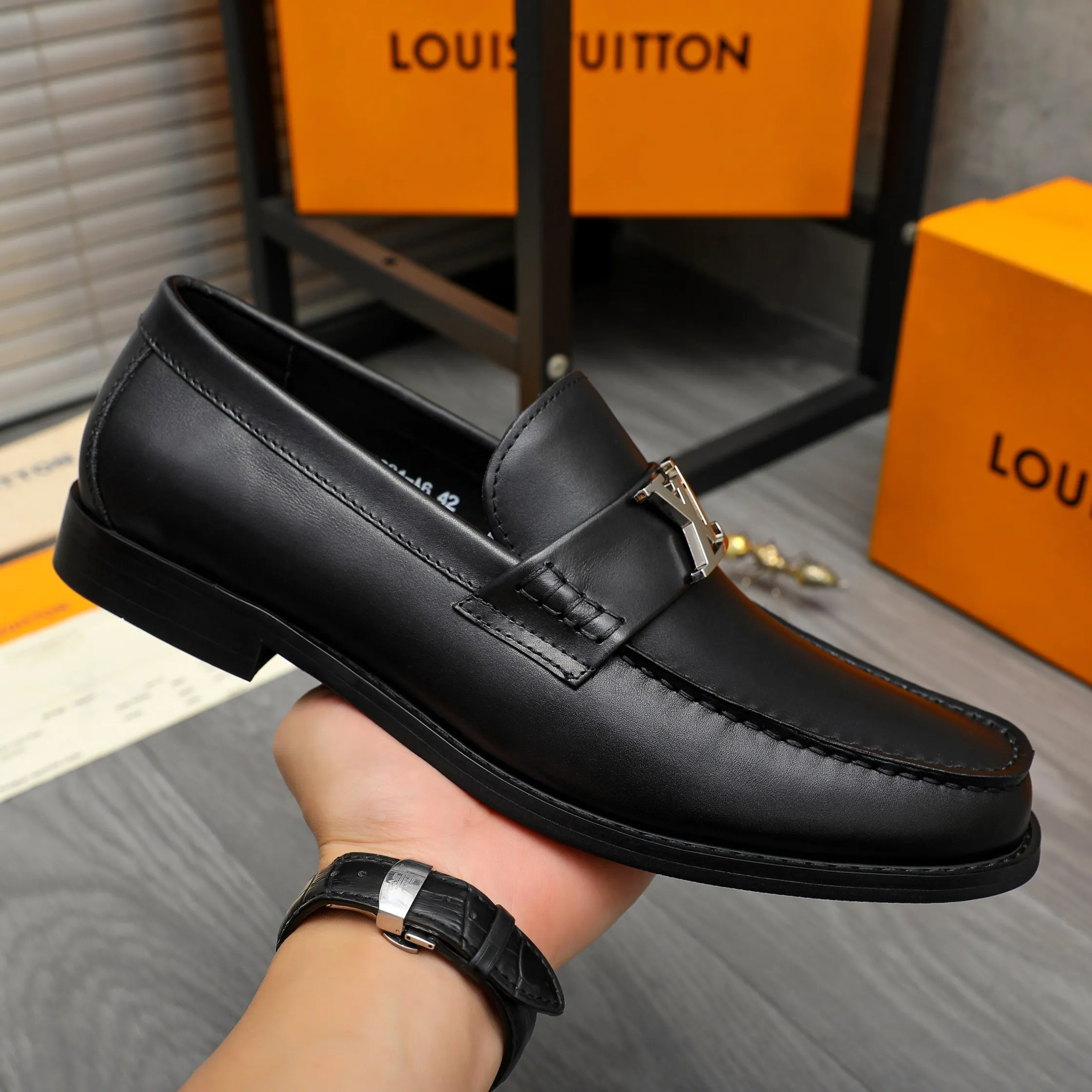 Men's shoes 💰p460 Product trademark: LV (Louis Vuitton) business slip-on leather shoes Regular size: 38-45 (45 is custom-made and non-returnable) Product materials: Selected high-quality cowhide upper, cowhide lining, original rubber outsole